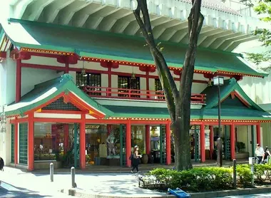On Omotesando Avenue, the Oriental Bazaar attracts the eye with its bright colors and Asian façade.