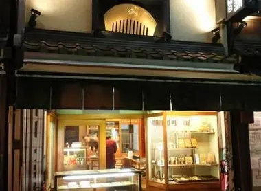 Since 1717, the front of the store comb Yonoya Kushiho illuminates the streets of Asakusa (Tokyo) for its simplicity.