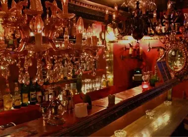 Le bar de l'Albatross G-bar dans l'immeuble Golden Gai, contraste saisissant entre la tranquillité et le frénésie de Kabukicho.