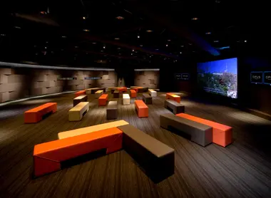 La sala di proiezione circolare del Sony Center di Ginza è l'occasione per crearsi un ricordo della Tokyo ultra-elettronica.