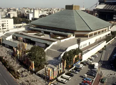 Le Ryogoku Kokugikan, véritable sanctuaire du sumo à Tokyo. Le Ryogoku Kokugikan, véritable sanctuaire du sumo à Tokyo.