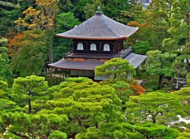 Vue sur les jardins et le temple bouddhiste de Ginkakuji Vue sur les jardins et le temple bouddhiste de Ginkakuji