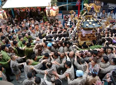 Le défilé religieux débute le samedi après-midi quant une centaine de mikoshi secondaires se rassemblent au sanctuaire d’Asakusa. Le défilé religieux débute le samedi après-midi quant une centaine de mikoshi secondaires se rassemblent au sanctuaire d’Asakusa.