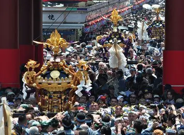 Durante el Sanja Matsuri desfilan los altares sagrados (mikoshi) en honor a los tres fundadores del templo. Durante el Sanja Matsuri desfilan los altares sagrados (mikoshi) en honor a los tres fundadores del templo.