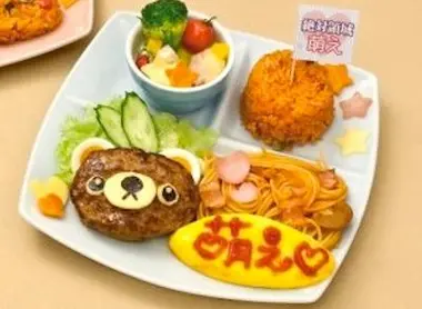Pour garder l'ambiance bonne enfant propose aux maid café, comme le @Home Cafe de Tokyo, même les plats sont kawaii (mgnon).