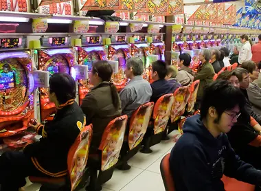 Día y noche, los pasillos del Shibuya Maruhan están llenos de gente.