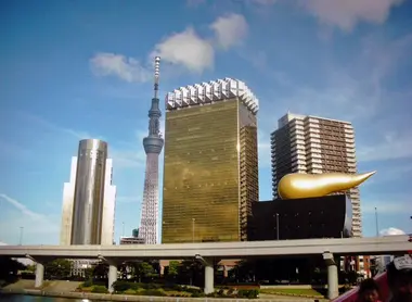 Sulle rive del fiume Sumida, Asahi Sky Room dona un'immagine un po' sconcertante, come di una "cacca dorata".