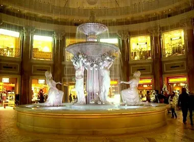 The Fountain Square is one of the points of rendezvous iconic center Venus Fort in Odaiba.