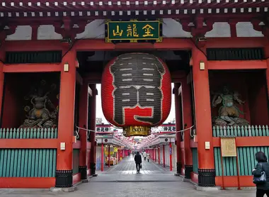 Le kamiramon, porte du tonnerre, marque l'entrée du temple Sensô-ji à Asakusa (Tokyo).