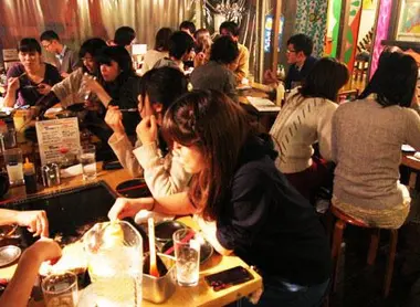 En el Sakura Tei de Harajuku, uno prepara su propio okonomiyaki.  En el Sakura Tei de Harajuku, uno prepara su propio okonomiyaki.