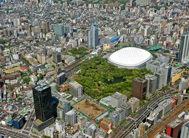 Vicino al Tokyo Dome, ci sono anche un enorme centro commerciale e un onsen futuristico.