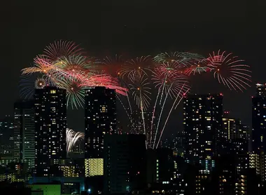 Durante la Sumida Matsuri, i razzi della baia competono per il titolo di fuoco d'artificio più sorprendente di Tokyo.