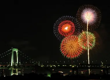 Per i fuochi d'artificio della Baia di Tokyo, più di 10.000 razzi vengono lanciati nei pressi del Rainbow Bridge a Odaiba.