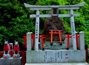 Un des sanctuaires bordant le faubourg de Fushimi.