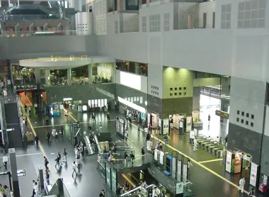 L'intérieur de la gare de Kyoto L'intérieur de la gare de Kyoto