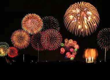 Todos los años, a mediados de julio, los fuegos artificiales iluminan el Sumida. 
