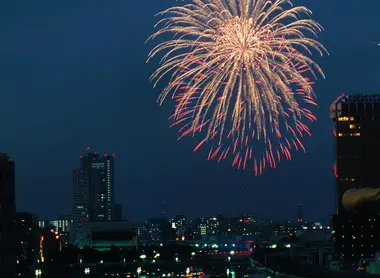 Pendant la fête de Sumida, le ciel de Tokyo s'illumine de bleu, de rouge de jaune et de pleins d'autres couleurs.