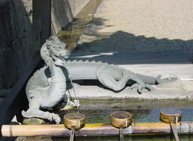 Rito de purificación en el templo Horyuji.