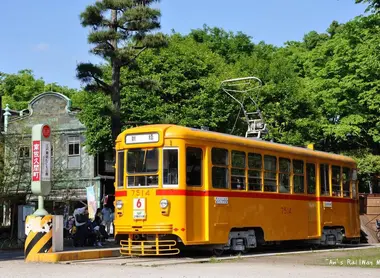 Un tram degli anni 1950 percorre il giardino architettonico d'Edo-Tokyo, invitandovi a viaggiare indietro nel tempo.