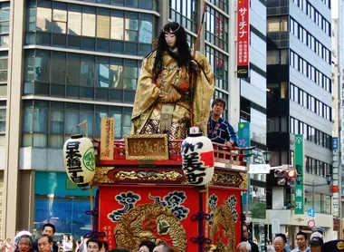 Dans les rues de Tokyo, les mikoshi (sanctuaires portables abritant des kami, des esprits) sont baladés au cours du Sanno Matsuri.