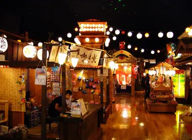 Dato che i bagni non sono sufficienti, negozi, ristoranti e bazar animano l'Oedo-Onsen Monogatari.