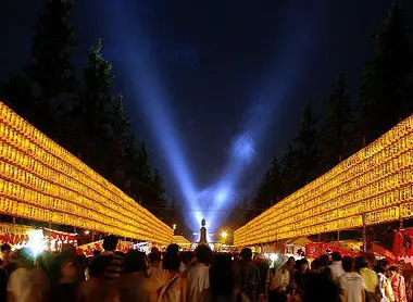 In mid-July, the Mitama Matsuri illuminates and animates the peaceful Yasukuni Jinja
