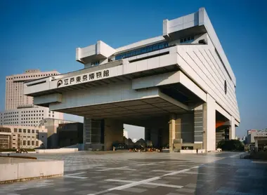 L'architettura esterna del Museo Edo Tokyo contrasta con la storia che contiene.