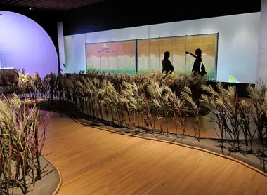 El Museo de Arte Suntory de Akasaka se especializa en el arte de la artesanía y tiene más de tres mil objetos.