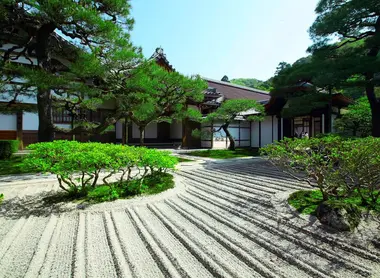 Le pavillon d'argent et ses graviers ratissés Ginkakuji, le pavillon d'argent.