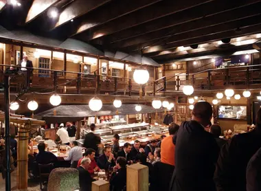La salle principale de l'Izakaya Gonpachi a inspirée une scène du film Kill Bill. La salle principale de l'Izakaya Gonpachi a inspirée une scène du film Kill Bill.