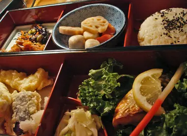 Tofu, poulpe, edamame (fève de soja), assortiment de tempura (légumes ou poissons frits) et autres petites assiettes raviront les gourmets.