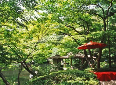 Happo-en garden provides a framework both bucolic and romantic for romantic strolls.