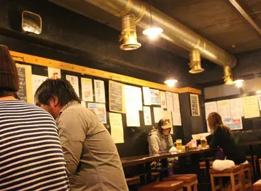Autour d'un verre et d'un bon petit plat, l'izakaya Alps à Shinjuku recréé une ambiance sortie des films de Miyazaki.