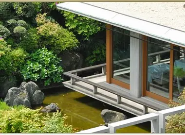The stroller can come to the tea room or restaurant while enjoying the beautiful garden.