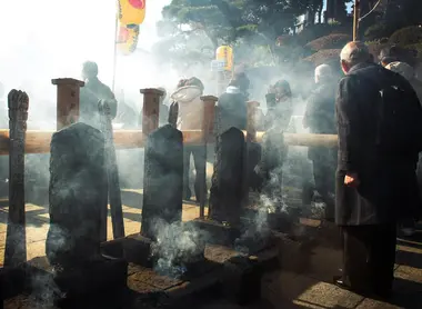 Les 47 sépultures des rônin baignent dans l’encens pour rappeler leur fidélité au daimyo. 