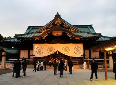 Le sanctuaire polémique de Yasukuni Le sanctuaire polémique de Yasukuni