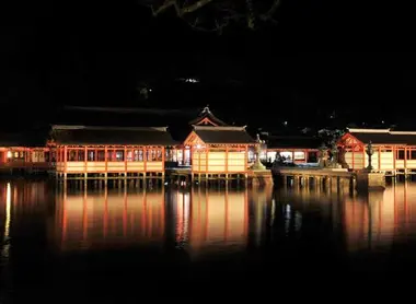 Illuminations au sanctuaire d'Itsukushima