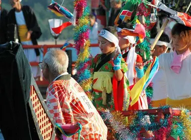 Colorido desfile durante el festival de Kangensai.