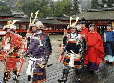 Tenues de guerriers samouraïs lors du festival Kiyomori. Festival Kiyomori