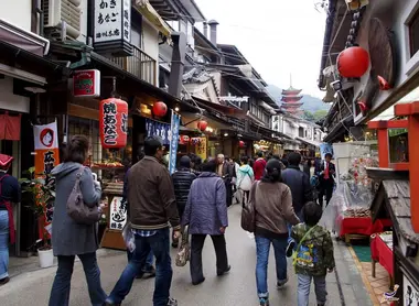 Rue commerçante Omotesando à Miyajima