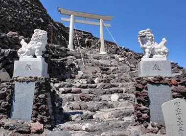 Les marches menant vers le sommet du Mont Fuji. Mont Fuji