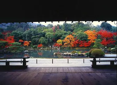 Vista hacia el estanque del Tenryuji. Vista hacia el estanque del Tenryuji.