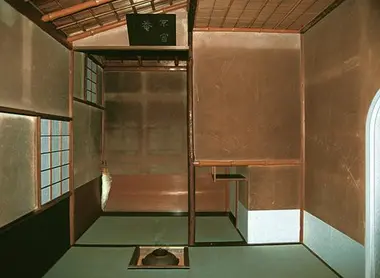 Dentro de la casa del té Fushin'an.