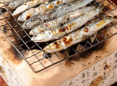 Sardinas asadas típicas de Hiroshima.