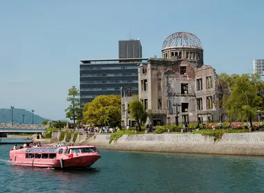 Dôme de Genbaku depuis la rivière Ôta.  Dôme de Genbaku à Hiroshima