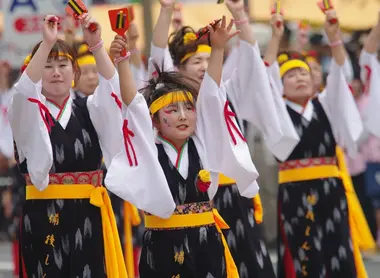 Danza durante el festival de las flores en Hiroshima. Danza durante el festival de las flores en Hiroshima.