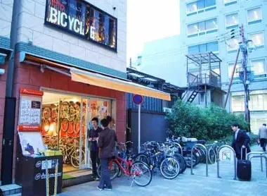 Le vélo est certainement le moyen le plus efficace pour se déplacer d’un temple à un autre dans les rues de Kyoto.