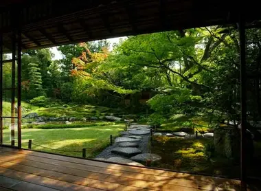 Allée du jardin de la villa Murin-An. Villa Murin-An