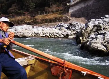 Tre uomini di guida ogni barca alla sola forza delle loro armi, nonché attraverso le rapide e tratti più tranquilli.