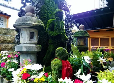Las estatuas del jardín del templo Hozen-ji. Las estatuas del jardín del templo Hozen-ji.